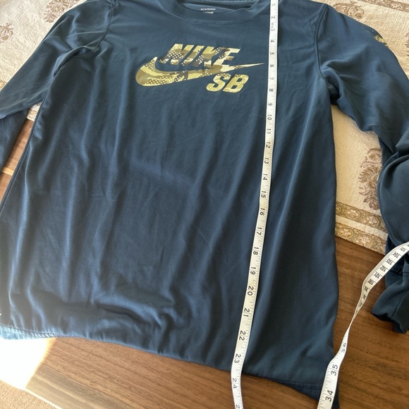 Nike SB Dri-FIT Shirt in Gray and White - Picture 6 of 6